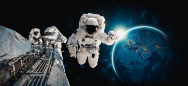 Astronot uzay yürüyüşü yaparken uzay istasyonu için çalışır.