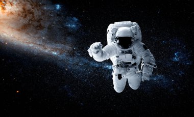 Astronot uzay yürüyüşü yaparken uzay istasyonu için çalışır.