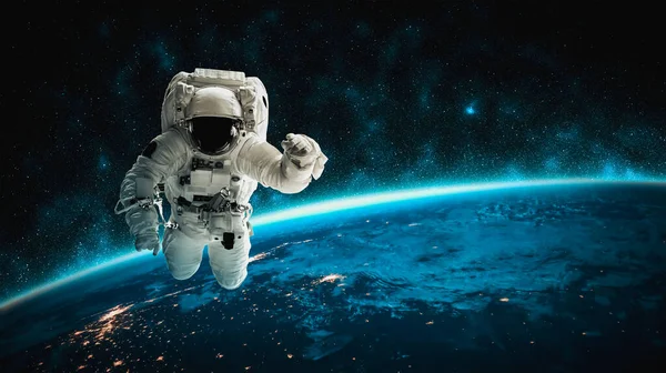 Astronot uzay yürüyüşü yaparken uzay istasyonu için çalışır.