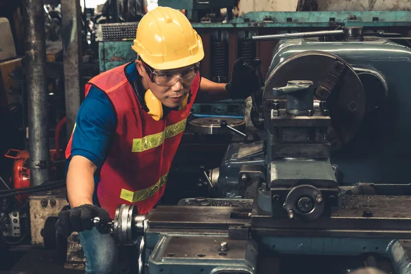 Trabajador o ingeniero hábil de la fábrica hace el trabajo de la máquina en taller de fabricación — Foto de Stock