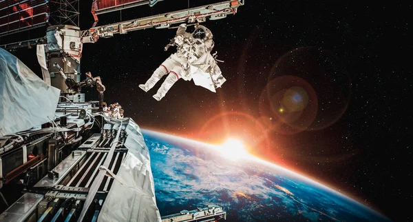 Astronauta astronauta fare passeggiata spaziale mentre si lavora per la stazione spaziale — Foto Stock