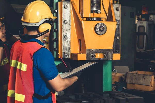 Travailleur d'usine compétent ou ingénieur faire le travail de la machine dans l'atelier de fabrication — Photo