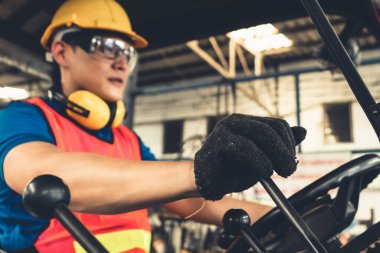 Fabrikada forklift kullanan yetenekli bir işçi. .