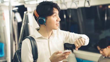 İş adamı trende cep telefonu kullanıyor.