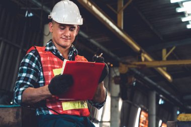 İş prosedürü kontrol listesi için pano ile çalışan imalat işçisi .