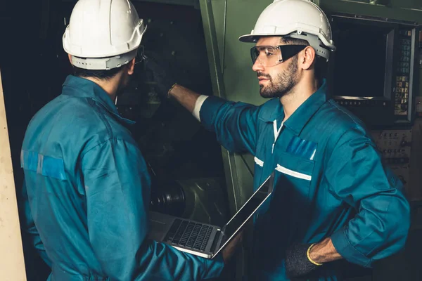 Grupo de trabalhadores de fábrica habilidosos usando equipamentos de máquinas em oficina — Fotografia de Stock