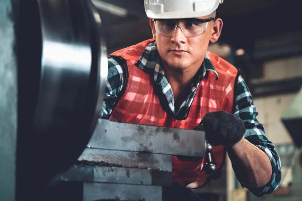 Travailleur d'usine intelligent ou ingénieur faire le travail de la machine dans un atelier de fabrication — Photo