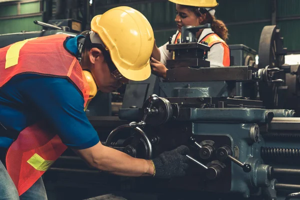 Grupo de trabajadores hábiles que utilizan equipos de máquinas en taller de fábrica —  Fotos de Stock
