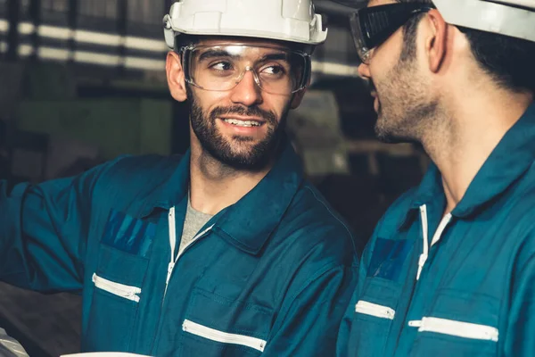 Grupo de trabalhadores de fábrica habilidosos usando equipamentos de máquinas em oficina — Fotografia de Stock