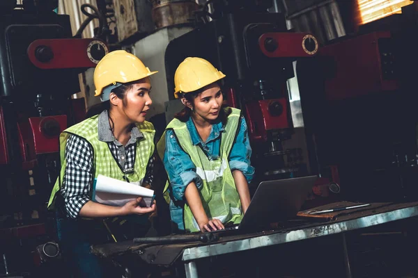 Travailleurs d'usine travaillant et discutant du plan de fabrication dans l'usine — Photo