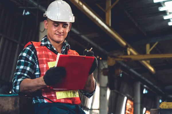 Trabalhador de fabricação que trabalha com área de transferência para fazer a lista de verificação do procedimento de trabalho . — Fotografia de Stock