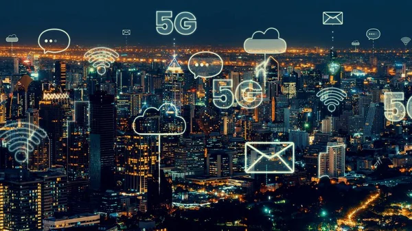 Smart digital city con globalizzazione grafica astratta che mostra la rete di connessione — Foto Stock