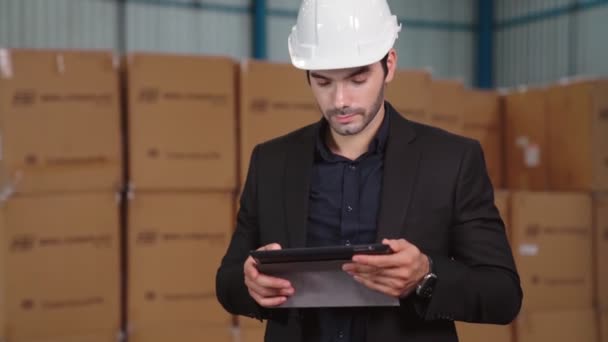 Менеджер завода с помощью планшетного компьютера на складе или на заводе — стоковое видео