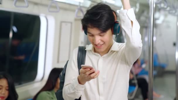 Empresario usando teléfono móvil en tren público — Vídeos de Stock