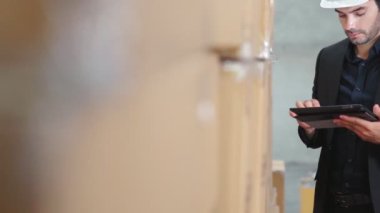 Fabrika yöneticisi depoda veya fabrikada tablet bilgisayar kullanıyor