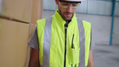 Profesyonel sanayi işçisi fabrikada ya da depoda portre kapatıyormuş.