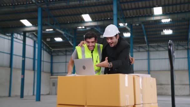 2人の工場労働者が工場で一緒に成功を祝う — ストック動画