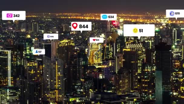 Social-Media-Ikonen fliegen über die Innenstadt und zeigen Menschen, die sich engagieren — Stockvideo