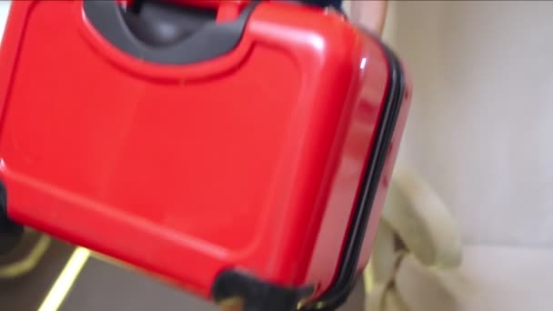 Awak kabin mengangkat tas bagasi di pesawat — Stok Video