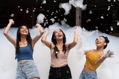 Eğlence ve neşeyle kabarcık havuzunda oynayan kız