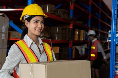 Depoda çalışan kadın bir depo işçisi.