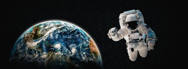 Astronot uzay yürüyüşü yaparken uzay istasyonu için çalışır.