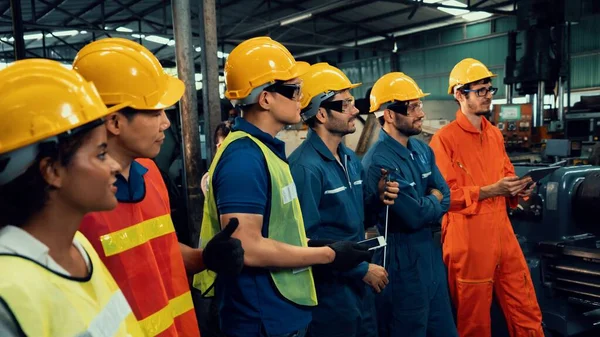 Trabajador hábil que asiste a una breve reunión en la fábrica . — Foto de Stock