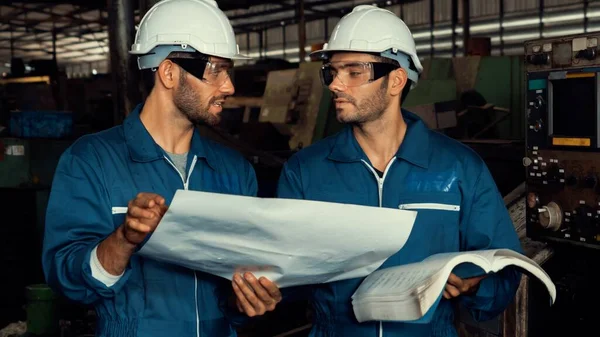 Grupa zręcznych pracowników fabryki korzystających ze sprzętu maszynowego w warsztacie — Zdjęcie stockowe