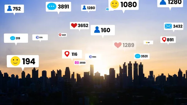 Közösségi média ikonok repül a város felett a belvárosban mutatja az emberek elkötelezettség kapcsolat — Stock Fotó