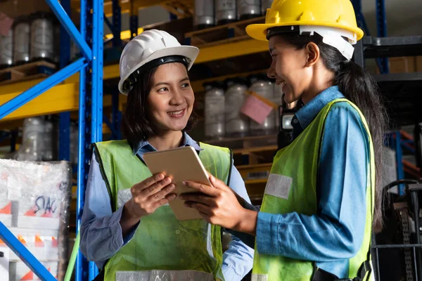 Female warehouse worker working at the storehouse — Stock Photo, Image