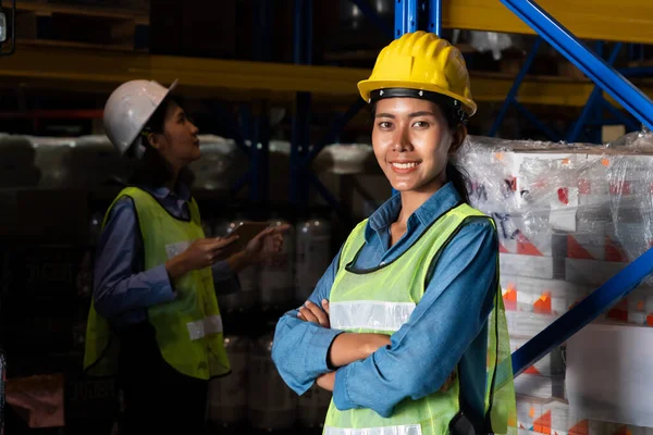 Portrait de jeune femme ouvrière d'entrepôt souriant dans l'entrepôt — Photo