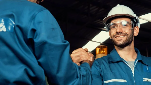 Két ügyes gyári mérnök vagy munkatárs, akik csapatmunkát és partnerséget mutatnak . — Stock Fotó