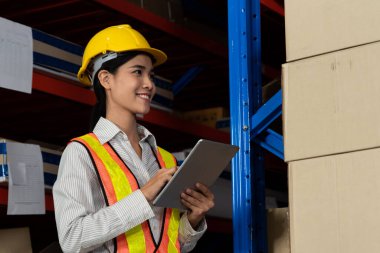 Depoda çalışan kadın bir depo işçisi.