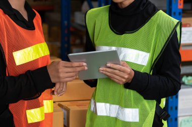 Depoda çalışan kadın bir depo işçisi.