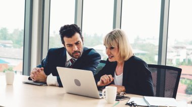 İki iş adamı ofiste proje stratejisi hakkında konuşuyor