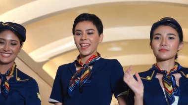 Kabin ekibi uçakta neşeyle dans ediyor.