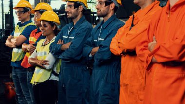 Fabrikadaki takım çalışmasını gösteren becerikli bir işçi bir arada duruyor. .