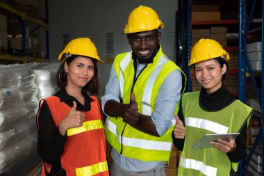 Depodaki mutlu depo çalışanının portresi.