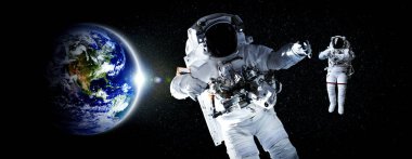 Astronot uzay yürüyüşü yaparken uzay istasyonu için çalışır.
