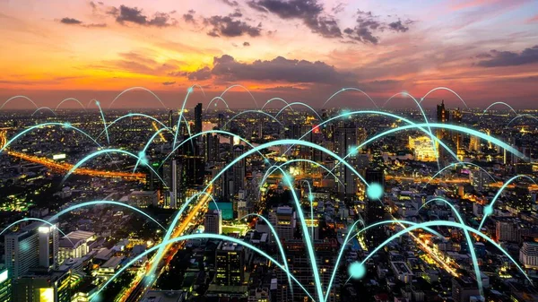 Smart digital city con globalizzazione grafica astratta che mostra la rete di connessione — Foto Stock