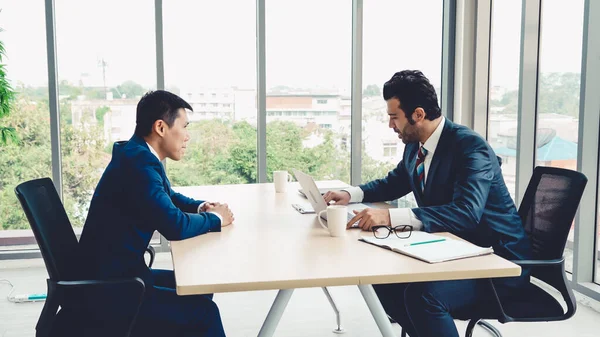 Pesquisador de emprego em entrevista de emprego reunião com gerente — Fotografia de Stock