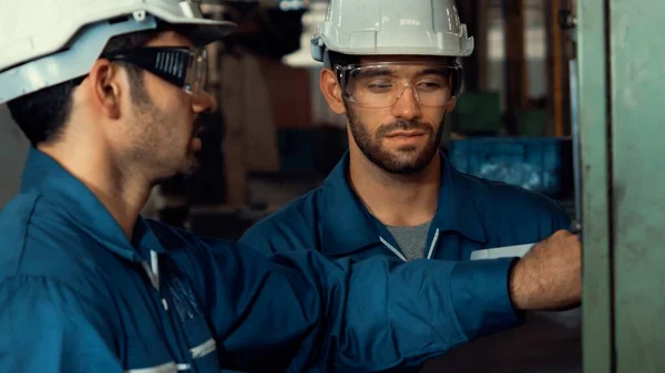 Groupe d'ouvriers habiles d'usine utilisant l'équipement de machine dans l'atelier — Photo