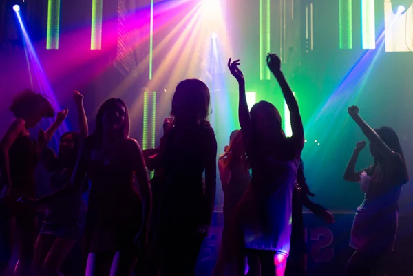 Immagine silhouette di persone che ballano in discoteca night club alla musica del DJ sul palco — Foto Stock