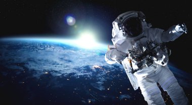 Astronot uzay yürüyüşü yaparken uzay istasyonu için çalışır.