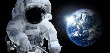 Astronot uzay yürüyüşü yaparken uzay istasyonu için çalışır.