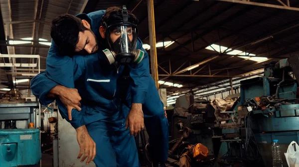 Trabalhador da fábrica habilidoso resgata seu companheiro de equipe de vazamento de gás venenoso — Fotografia de Stock