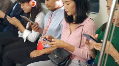Yeraltı treninde cep telefonu kullanan gençler