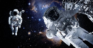 Astronot uzay yürüyüşü yaparken uzay istasyonu için çalışır.