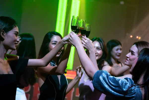 Giovani che festeggiano una festa, bevono e ballano — Foto Stock