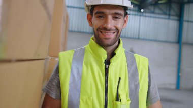 Profesyonel sanayi işçisi fabrikada ya da depoda portre kapatıyormuş.